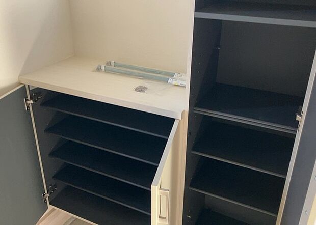 【玄関収納】玄関収納は、靴や傘、コートなどをスッキリと収納できるだけでなく、来客時に見せる顔となるため、家の顔とも言えます。収納量だけでなく、デザイン性も重視したいところです。ミラー付きの収納であれば、外出前の身だしなみチェックにも便利です。