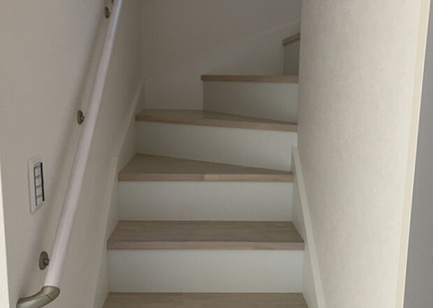 【内装】建物の上下階の通路である階段は、その位置によって動線や室内の印象が大きく左右されます。手摺にも重要な役割があり、転倒の防止・歩行や動作を円滑にして日常生活を支えることを主な目的として設置されています。