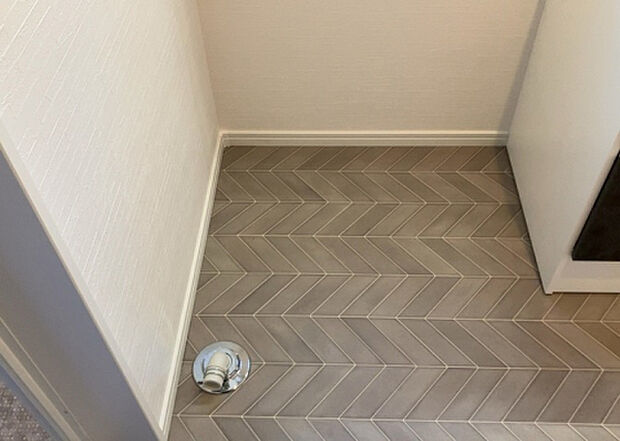 【ランドリースペース】ランドリースペースも気になります。洗濯機置場があり「洗う、干す、取り込む、アイロンがけ、たたむ」など、洗濯に関する家事をするための空間です。広さや収納など付帯設備も含めて、詳細は現地でご確認ください。