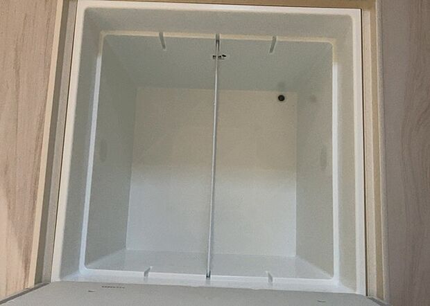 【キッチン床下収納】キッチン床下収納は、調理器具や食器などをスッキリと収納できる便利なスペースです。収納量が多いもの、引き出しがスムーズに開閉するものなど、使い勝手の良いものを選ぶことが大切です。また、湿気がこもりやすい場所なので、通気性の良いものを選ぶこともおすすめです。