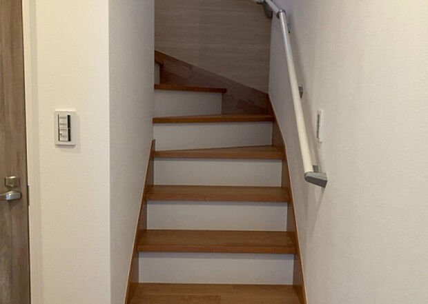 【内装】建物の上下階の通路である階段は、その位置によって動線や室内の印象が大きく左右されます。手摺にも重要な役割があり、転倒の防止・歩行や動作を円滑にして日常生活を支えることを主な目的として設置されています。