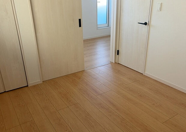 【洋室】洋室のメリットは重い家具が置きやすく、身の回りが整理しやすいことです。 床がフローリングのため畳とは異なり凹みにくいです。 クローゼットなど収納が豊富で、普段使わない旅行カバンや服の整頓も簡単にです。