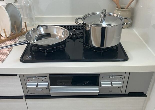 【キッチンコンロ】キッチンコンロは、料理の質を大きく左右する重要な設備です。火力調整のしやすさ、グリル機能の有無、安全装置の充実度など、選ぶポイントがたくさんあります。特に、IHクッキングヒーターは、お手入れのしやすさや安全性が高く、近年人気が高まっています。