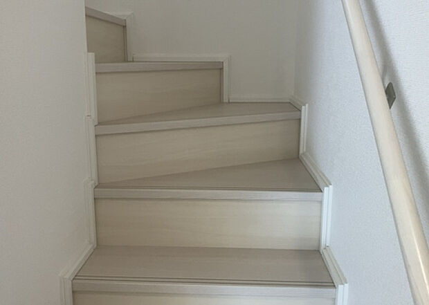 【内装】建物の上下階の通路である階段は、その位置によって動線や室内の印象が大きく左右されます。手摺にも重要な役割があり、転倒の防止・歩行や動作を円滑にして日常生活を支えることを主な目的として設置されています。