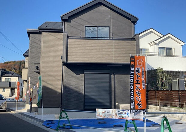 【前面道路含む現地写真_2】お持ちの車種によっては前面道路が広い方が便利でしょう。しかし、前面道路が広ければその分交通量が多くなるため、騒音などが気になる場合があります。実際に現地を見学し、周辺交通量や騒音などを確認しましょう!