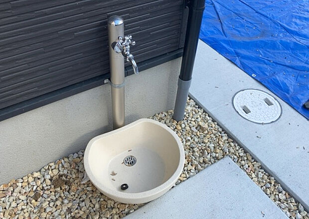 【その他設備】敷地内には、散水栓や立水栓があります。水道水を直接利用できるため、水を運ぶ手間を省くことが出来ます。大量の水を必要とする洗車作業や清掃などに役立ちます。その他設備とあわせて、現地でご確認ください。