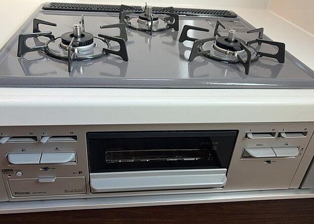 【キッチンコンロ】キッチンコンロは、料理の質を大きく左右する重要な設備です。火力調整のしやすさ、グリル機能の有無、安全装置の充実度など、選ぶポイントがたくさんあります。特に、IHクッキングヒーターは、お手入れのしやすさや安全性が高く、近年人気が高まっています。