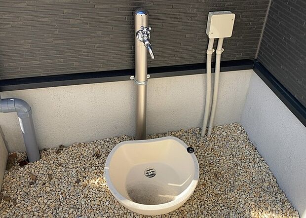 【外水栓】外水栓は、庭の水やりや洗車など、様々な用途に使える便利な設備です。ホースがしっかりと接続できるもの、水圧が安定しているものなど、使い勝手の良いものを選びましょう。また、凍結防止機能が付いているものなら、冬場でも安心して使用できます。