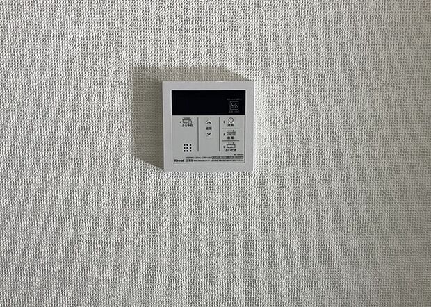 【給湯器リモコン】給湯器リモコンは、お風呂の温度設定やタイマー設定など、お風呂を快適に楽しむために欠かせないものです。液晶画面が大きく見やすいもの、操作ボタンが分かりやすいものなど、使いやすさが重要です。また、エコ機能が付いているものなら、光熱費の節約にもつながります。