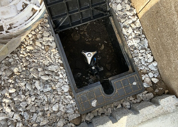 【その他設備】敷地内には、散水栓や立水栓があります。水道水を直接利用できるため、水を運ぶ手間を省くことが出来ます。大量の水を必要とする洗車作業や清掃などに役立ちます。その他設備とあわせて、現地でご確認ください。