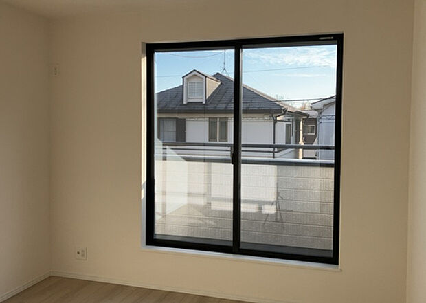 【洋室】洋室のメリットは重い家具が置きやすく、身の回りが整理しやすいことです。 床がフローリングのため畳とは異なり凹みにくいです。 クローゼットなど収納が豊富で、普段使わない旅行カバンや服の整頓も簡単にです。