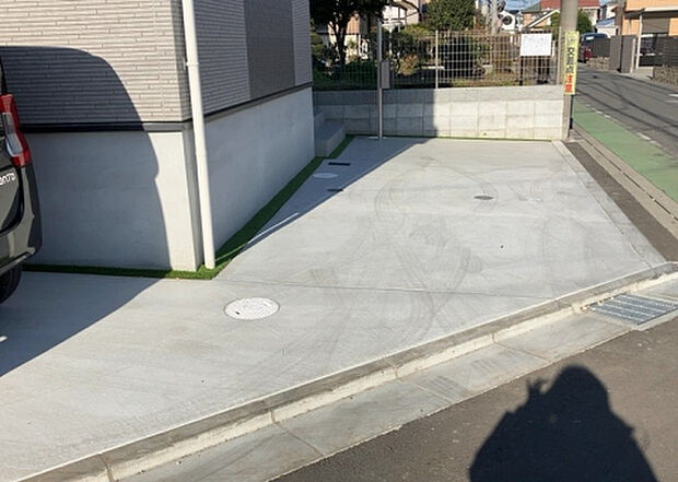 【駐車場】駐車場と明記されていても、最小スペースでつくられた駐車場だと大型車は駐車できなかったり、出入りしにくくなったりする可能性があります。お車のサイズと購入したい物件の駐車場のサイズを現地で確認しましょう。