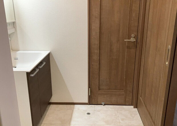【脱衣場】多くの戸建て住宅で見かける洗面脱衣所は、洗面台と洗濯機が2畳ほどのスペースに並べられていて、洗面所が脱衣所を兼ね備えている間取りが一般的です。お客様が利用することもある、パブリックな空間でもあります。