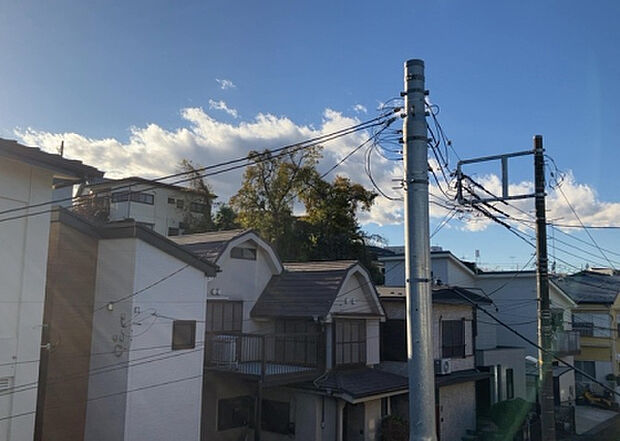 【物件からの展望】眺望を気にして物件を探す場合、前面に建物が建っていないか現地で確認しましょう！前面に建物があると景色はもちろん、日当たりや風通しにも影響が出てきます。住んだ時のことを想像しながら現地見学をしましょう。