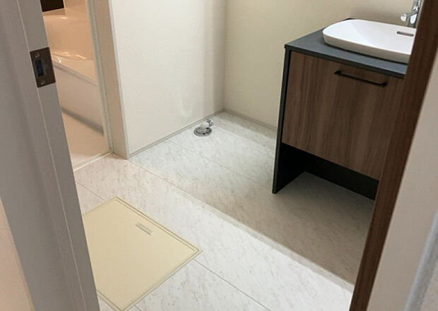 【脱衣場】多くの戸建て住宅で見かける洗面脱衣所は、洗面台と洗濯機が2畳ほどのスペースに並べられていて、洗面所が脱衣所を兼ね備えている間取りが一般的です。お客様が利用することもある、パブリックな空間でもあります。