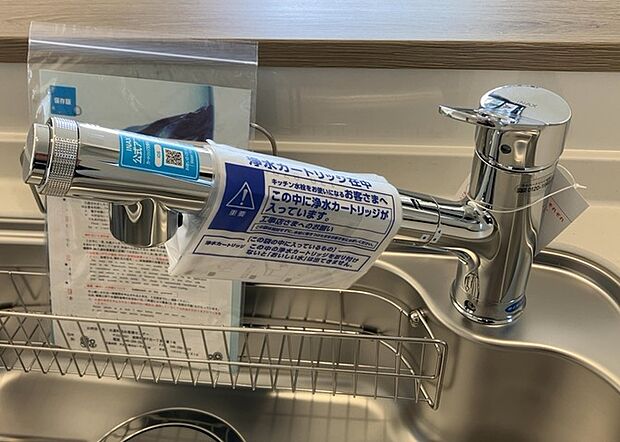 【キッチン水栓】キッチン水栓は、毎日必ず使うものだからこそ、使いやすさが重要です。シャワーヘッドの切り替えがスムーズか、吐水量が調節できるか、水しぶきが飛び散りにくい構造か、浄水機能が付いているかなど、日々の家事を快適にするための機能が数多くあります。また、デザインも多種多様なので、キッチン全体の雰囲気に合わせたものを選ぶことができます。