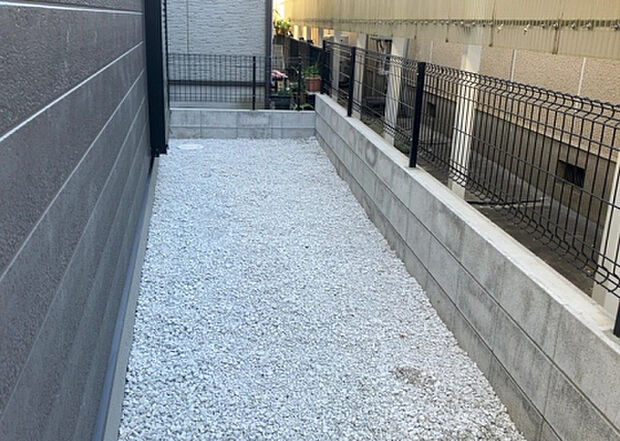 【庭】庭があることでガーデニングや家庭菜園はもちろん、こどもの遊び場やペットを放して遊ぶことができます。また、家の周囲に余裕があるということです。隣地との間があれば、十分な日当たりと、風通しが確保できます。