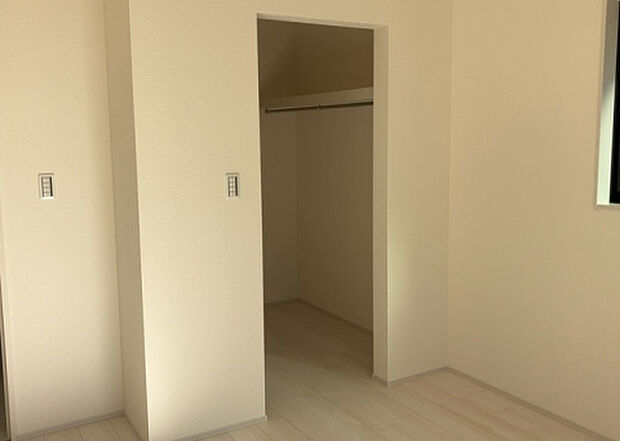 【ウォークインクローゼット】ウォークインクローゼットがあれば、クローゼット内でコーディネートが完成できますし、季節の変わり目に行う衣替えの手間も省けます。また、スーツケースなど大きいものもしまうことができ使い勝手がよいです。