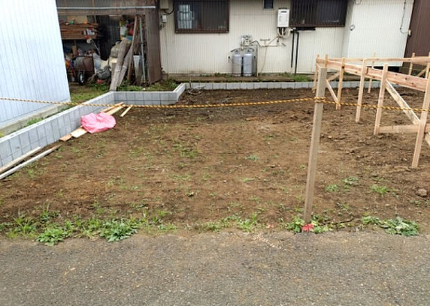 【駐車場_2】駐車場と明記されていても、最小スペースでつくられた駐車場だと大型車は駐車できなかったり、出入りしにくくなったりする可能性があります。お車のサイズと購入したい物件の駐車場のサイズを現地で確認しましょう。