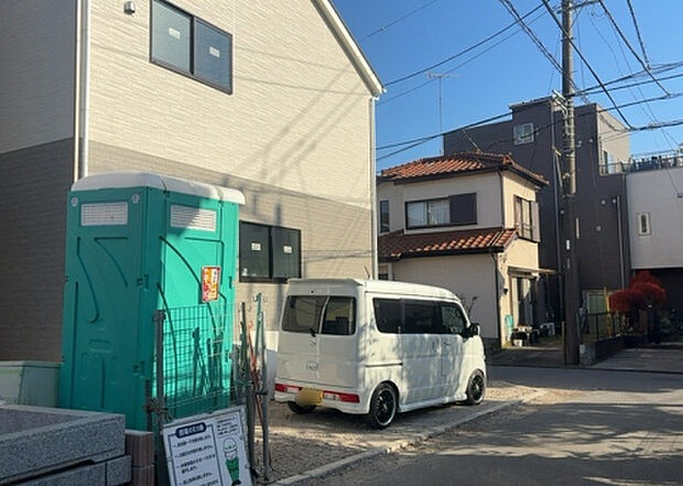 【前面道路含む現地写真_3】お持ちの車種によっては前面道路が広い方が便利でしょう。しかし、前面道路が広ければその分交通量が多くなるため、騒音などが気になる場合があります。実際に現地を見学し、周辺交通量や騒音などを確認しましょう!