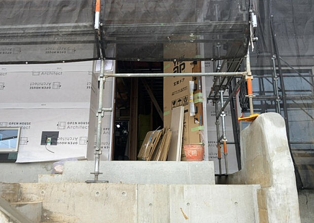 【玄関】玄関は家の顔でもあり、家族以外の目にも止まる場所です。玄関は外との間を仕切る扉、靴などをしまっておく収納スペース、靴脱ぎのたたきスペース、来客とのやり取りをするドアホンなど複数のアイテムからなります。