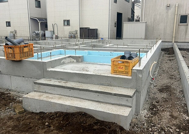 【玄関】玄関は家の顔でもあり、家族以外の目にも止まる場所です。玄関は外との間を仕切る扉、靴などをしまっておく収納スペース、靴脱ぎのたたきスペース、来客とのやり取りをするドアホンなど複数のアイテムからなります。