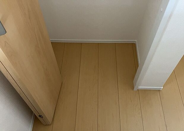 【キッチン床下収納】キッチン床下収納は、調理器具や食器などをスッキリと収納できる便利なスペースです。収納量が多いもの、引き出しがスムーズに開閉するものなど、使い勝手の良いものを選ぶことが大切です。また、湿気がこもりやすい場所なので、通気性の良いものを選ぶこともおすすめです。