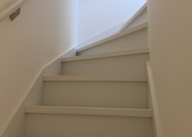 【内装】建物の上下階の通路である階段は、その位置によって動線や室内の印象が大きく左右されます。手摺にも重要な役割があり、転倒の防止・歩行や動作を円滑にして日常生活を支えることを主な目的として設置されています。