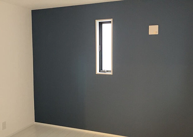 【洋室】洋室のメリットは重い家具が置きやすく、身の回りが整理しやすいことです。 床がフローリングのため畳とは異なり凹みにくいです。 クローゼットなど収納が豊富で、普段使わない旅行カバンや服の整頓も簡単にです。