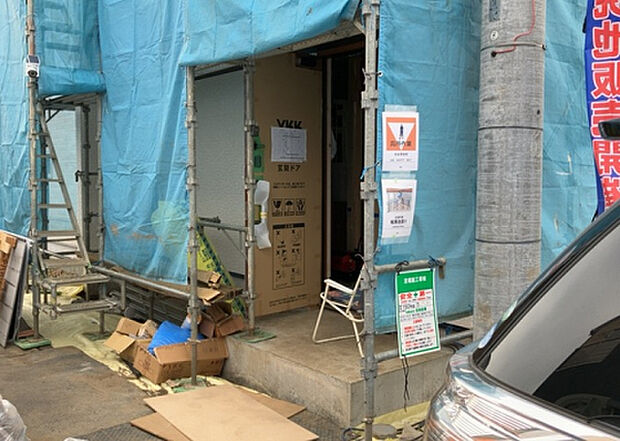 【玄関_2】玄関は、狭すぎると複数人で使いにくく、広すぎても無駄な空間になりがちです。最低2畳を目安にして、家の広さとの兼ね合いや家族の人数を考慮して決めるとよいでしょう。現地を見学して快適な玄関を選びましょう！