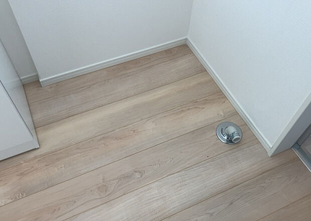 【ランドリースペース】ランドリースペースも気になります。洗濯機置場があり「洗う、干す、取り込む、アイロンがけ、たたむ」など、洗濯に関する家事をするための空間です。広さや収納など付帯設備も含めて、詳細は現地でご確認ください。