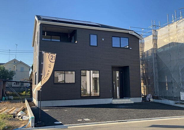 【前面道路含む現地写真_2】お持ちの車種によっては前面道路が広い方が便利でしょう。しかし、前面道路が広ければその分交通量が多くなるため、騒音などが気になる場合があります。実際に現地を見学し、周辺交通量や騒音などを確認しましょう！