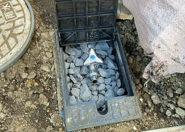 【その他設備】敷地内には、散水栓や立水栓があります。水道水を直接利用できるため、水を運ぶ手間を省くことが出来ます。大量の水を必要とする洗車作業や清掃などに役立ちます。その他設備とあわせて、現地でご確認ください。