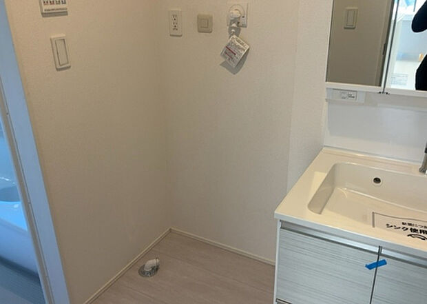 【ランドリースペース】ランドリースペースも気になります。洗濯機置場があり「洗う、干す、取り込む、アイロンがけ、たたむ」など、洗濯に関する家事をするための空間です。広さや収納など付帯設備も含めて、詳細は現地でご確認ください。