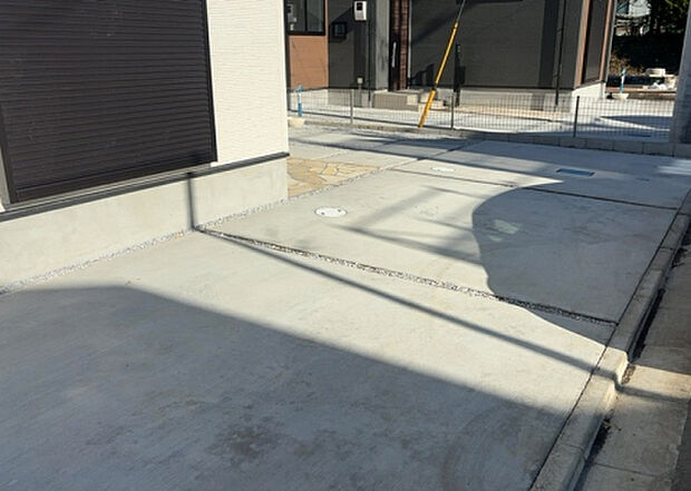 【駐車場】駐車場と明記されていても、最小スペースでつくられた駐車場だと大型車は駐車できなかったり、出入りしにくくなったりする可能性があります。お車のサイズと購入したい物件の駐車場のサイズを現地で確認しましょう。