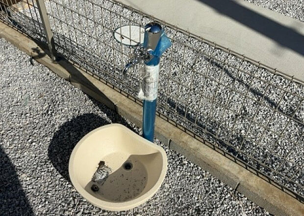 【その他設備】敷地内には、散水栓や立水栓があります。水道水を直接利用できるため、水を運ぶ手間を省くことが出来ます。大量の水を必要とする洗車作業や清掃などに役立ちます。その他設備とあわせて、現地でご確認ください。