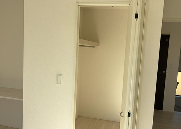 【ウォークインクローゼット】ウォークインクローゼットがあれば、クローゼット内でコーディネートが完成できますし、季節の変わり目に行う衣替えの手間も省けます。また、スーツケースなど大きいものもしまうことができ使い勝手がよいです。