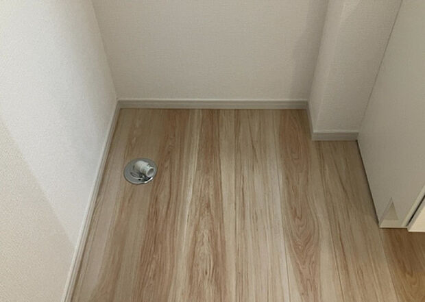 【ランドリースペース】ランドリースペースも気になります。洗濯機置場があり「洗う、干す、取り込む、アイロンがけ、たたむ」など、洗濯に関する家事をするための空間です。広さや収納など付帯設備も含めて、詳細は現地でご確認ください。