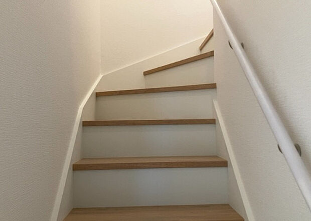 【内装】建物の上下階の通路である階段は、その位置によって動線や室内の印象が大きく左右されます。手摺にも重要な役割があり、転倒の防止・歩行や動作を円滑にして日常生活を支えることを主な目的として設置されています。