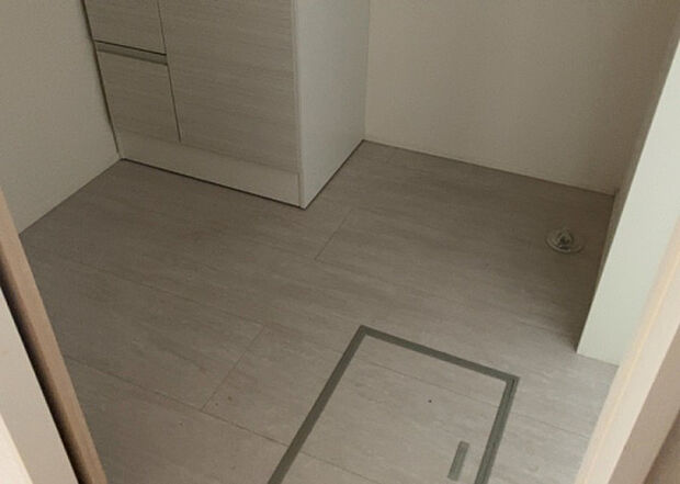 【脱衣場】多くの戸建て住宅で見かける洗面脱衣所は、洗面台と洗濯機が2畳ほどのスペースに並べられていて、洗面所が脱衣所を兼ね備えている間取りが一般的です。お客様が利用することもある、パブリックな空間でもあります。