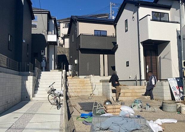 【前面道路含む現地写真_2】お持ちの車種によっては前面道路が広い方が便利でしょう。しかし、前面道路が広ければその分交通量が多くなるため、騒音などが気になる場合があります。実際に現地を見学し、周辺交通量や騒音などを確認しましょう！