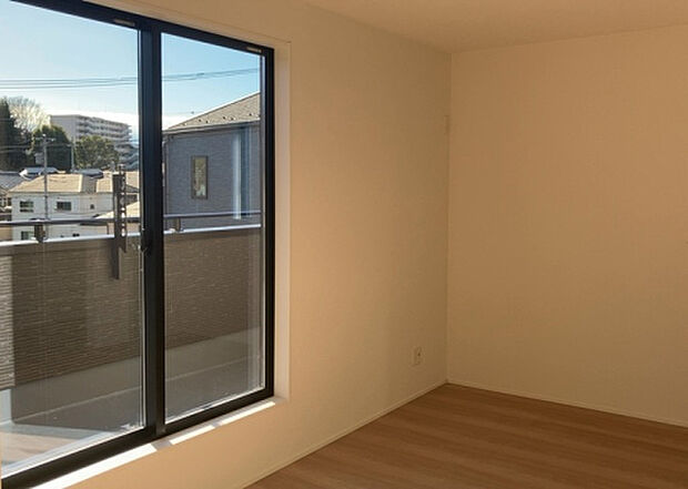 【洋室】洋室のメリットは重い家具が置きやすく、身の回りが整理しやすいことです。 床がフローリングのため畳とは異なり凹みにくいです。 クローゼットなど収納が豊富で、普段使わない旅行カバンや服の整頓も簡単にです。