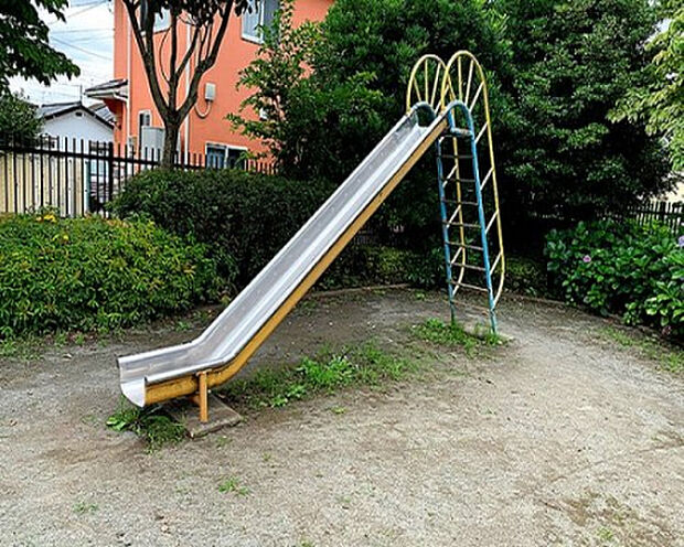 小山三ツ目東公園（約585m）