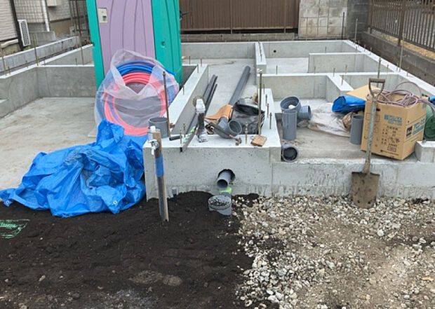 【構造・工法・仕様_2】ベタ基礎とは、柱の位置に関係なく全体に基礎がある事を指し、面積が大きい分建物の重さを全体に分散できます。また、地面からの湿気や害虫を遮断でき、木造住宅で心配されるシロアリ被害を防ぐ効果も期待できます。