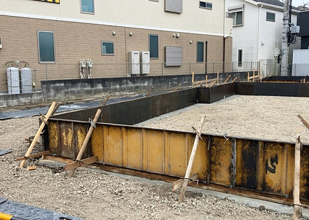 【外観_3】現地に行くなら、物件の周囲の地形がどうなっているかを見ることも大切です。周辺より低くなっている土地では、大雨などで水が集まりやすいため、地盤が弱くなっているということも考えられるため、注意が必要です。