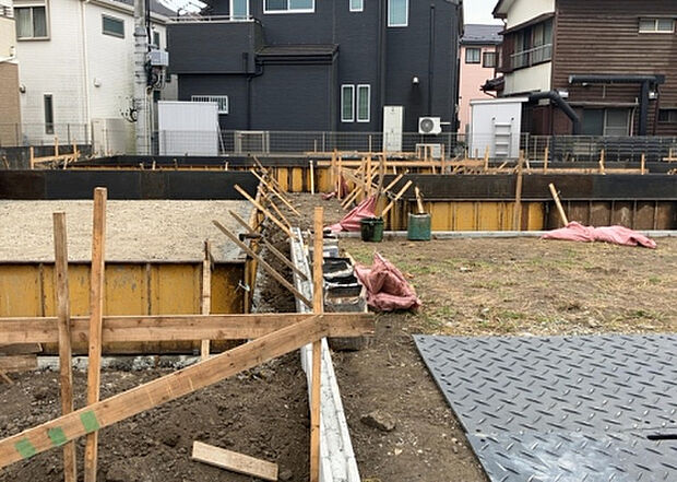 【庭_2】庭のある家に住むことのメリットとして、子どもたちの遊び場を確保できること、ガーデニングや家庭菜園を楽しめること、明るさを確保できることがあります。また、配置を工夫することでプライバシーが確保できます。