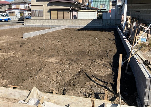 【外観_3】現地に行くなら、物件の周囲の地形がどうなっているかを見ることも大切です。周辺より低くなっている土地では、大雨などで水が集まりやすいため、地盤が弱くなっているということも考えられるため、注意が必要です。