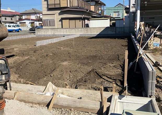 【構造・工法・仕様_2】ベタ基礎とは、柱の位置に関係なく全体に基礎がある事を指し、面積が大きい分建物の重さを全体に分散できます。また、地面からの湿気や害虫を遮断でき、木造住宅で心配されるシロアリ被害を防ぐ効果も期待できます。