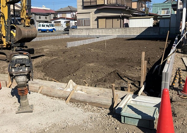 【その他設備】敷地内には、散水栓や立水栓があります。水道水を直接利用できるため、水を運ぶ手間を省くことが出来ます。大量の水を必要とする洗車作業や清掃などに役立ちます。その他設備とあわせて、現地でご確認ください。