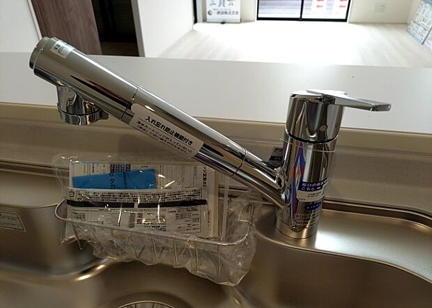 【キッチン水栓】キッチン水栓は、毎日必ず使うものだからこそ、使いやすさが重要です。シャワーヘッドの切り替えがスムーズか、吐水量が調節できるか、水しぶきが飛び散りにくい構造か、浄水機能が付いているかなど、日々の家事を快適にするための機能が数多くあります。また、デザインも多種多様なので、キッチン全体の雰囲気に合わせたものを選ぶことができます。